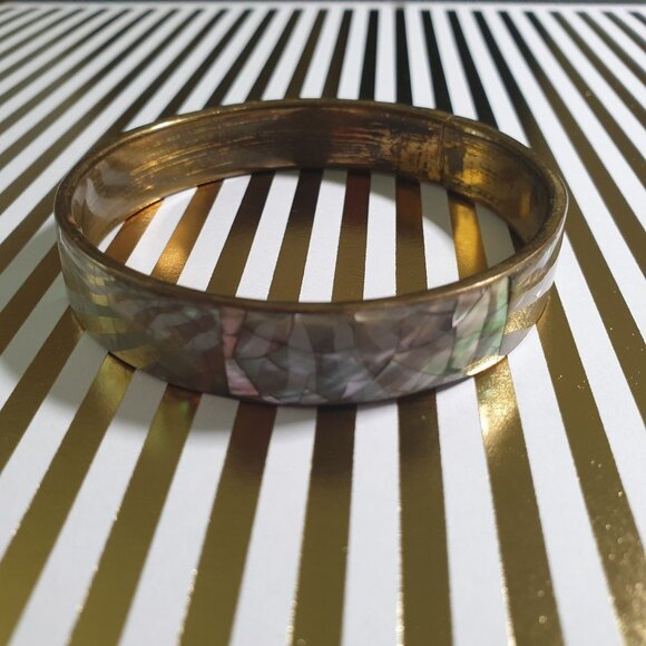 Vintage Mother Of Pearl Inlay Brass Bangle Bracelet Irridescent Beach Core Gift - Picture 1 of 5